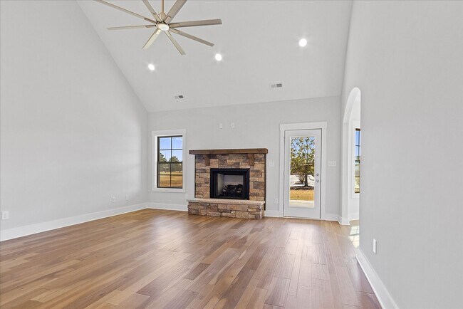 Building Photo - NEW Move in Ready Home!
