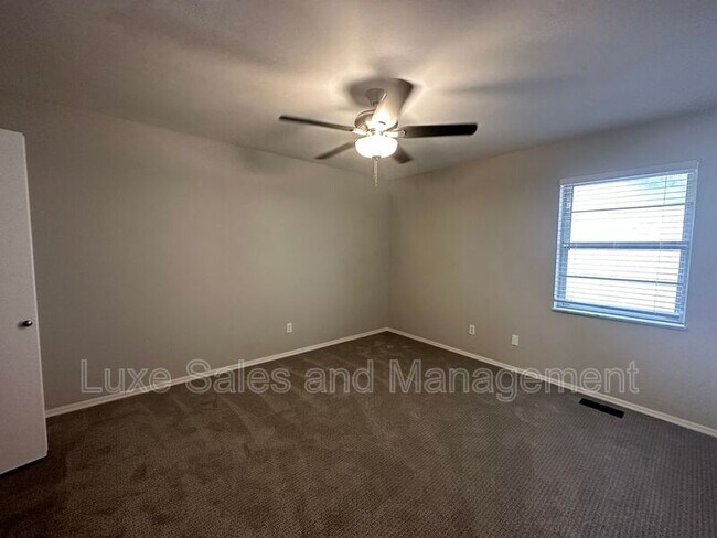 Building Photo - 6102 N Ross Ave