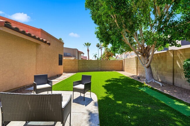Building Photo - Move-in-ready home available furnished or unfurnished to suit your lifestyle!!