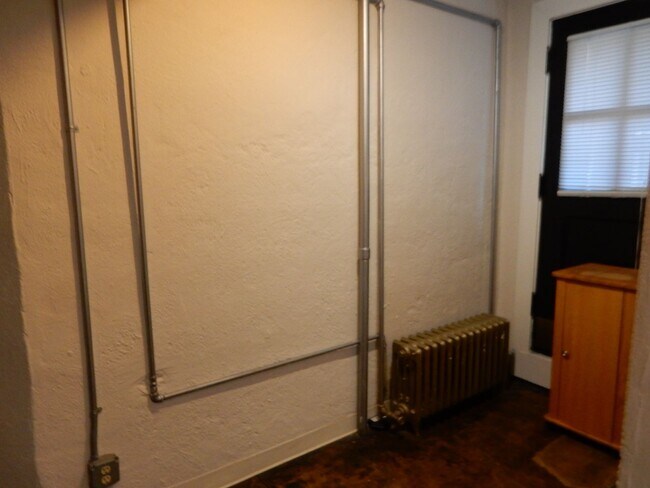 Building Photo - 1 BR Apt in Old SW; Utilities & Wi-Fi incl...