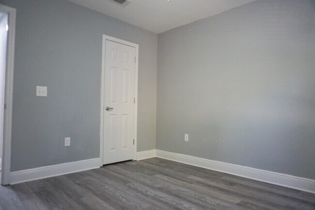 Building Photo - 321 Apple Dr