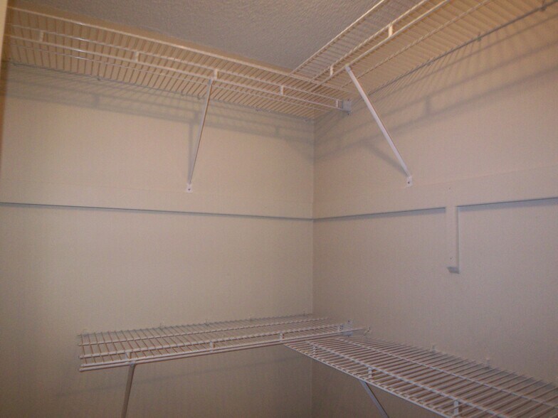 Building Photo - 727 Valley Ridge Way