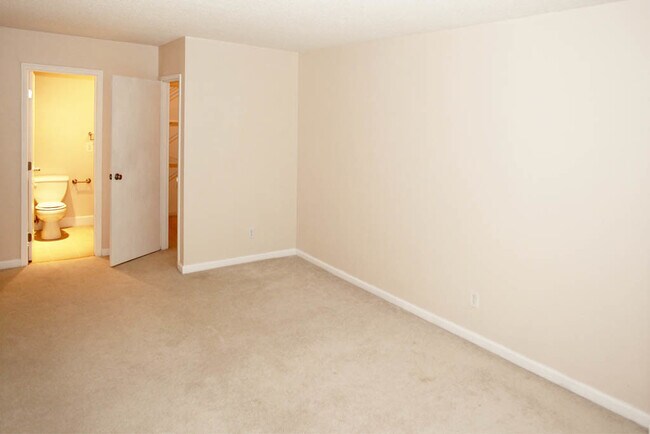 Building Photo - Large 2br/2ba - All utilities included in rent