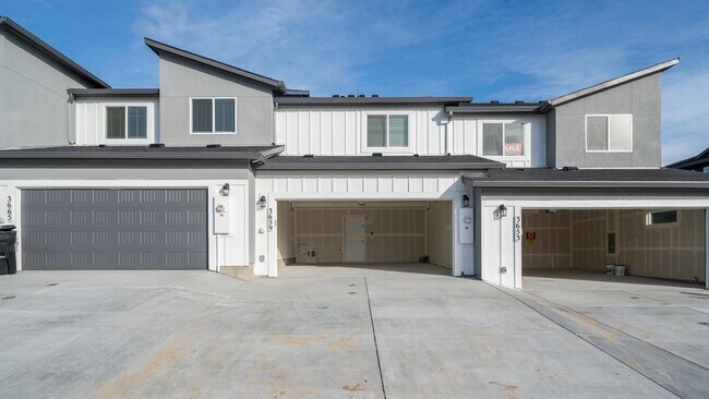 Building Photo - Townhome in Greenways at Sand Creek