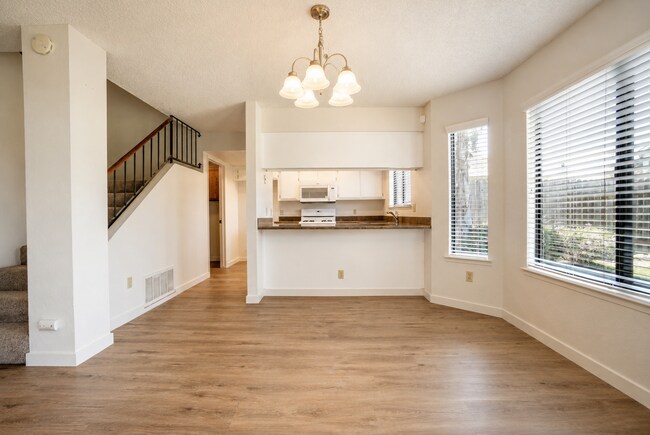 Building Photo - 1221 Primrose Ct