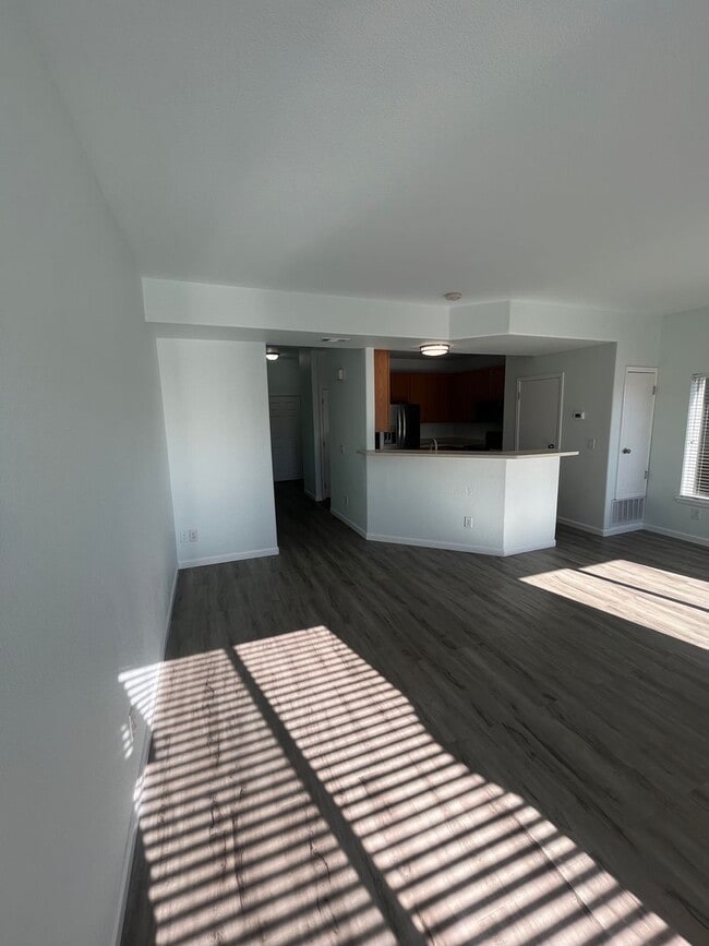 Building Photo - End Unit 3 Bedroom 2 Bath Townhome in Comm...