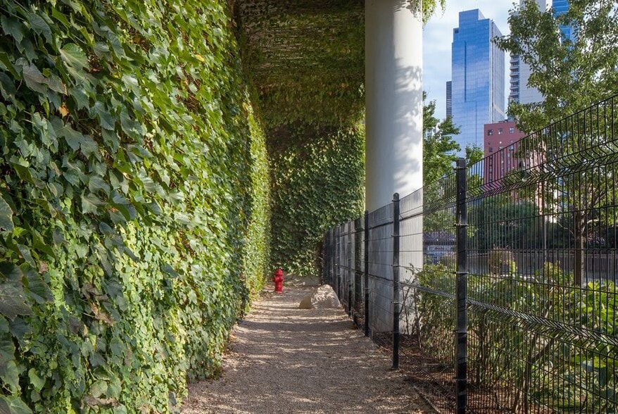 Building Photo - 543 N Kingsbury St