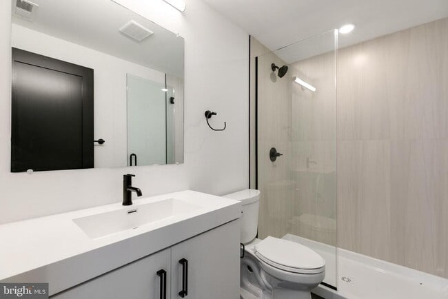 Building Photo - 3045 Richmond St