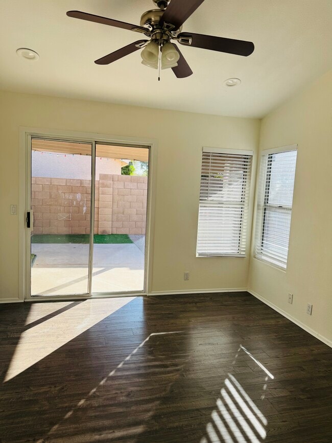 Building Photo - 3211 E Menadota Dr