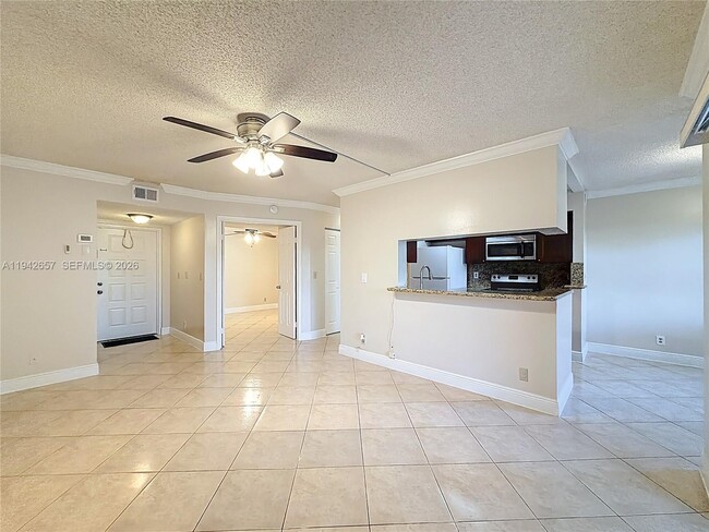 Building Photo - 9877 Westview Dr