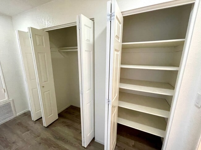 Building Photo - Great 1 Bedroom Condo in the Roadhaven Condos Gated Community!
