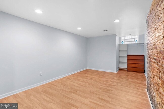 Building Photo - 1712 W Girard Ave