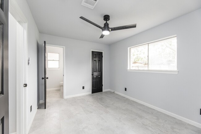 Building Photo - 1109 E Columbia Ln