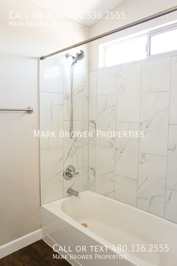 Building Photo - 1136 E Christopher St