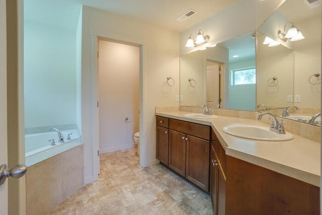 Building Photo - THREE BEDROOM HOUSE