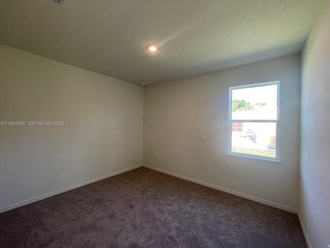 Building Photo - 2133 SE Flanders Rd