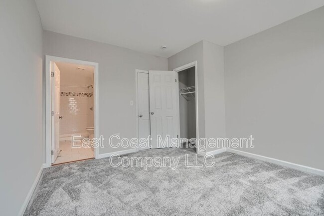 Building Photo - 2622 Llewelyn Ave