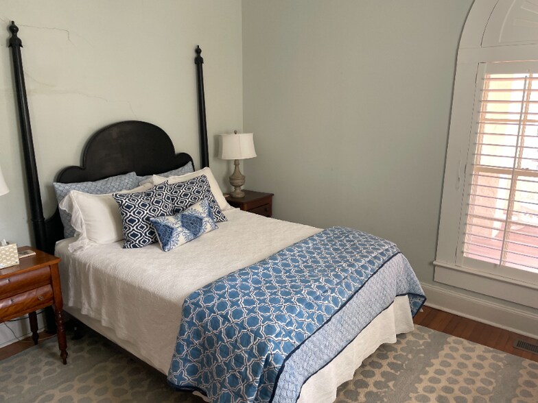 Building Photo - 2010 Shepard St