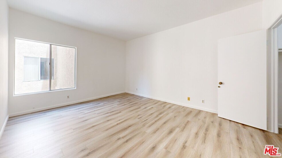 Building Photo - 5135 Zelzah Ave