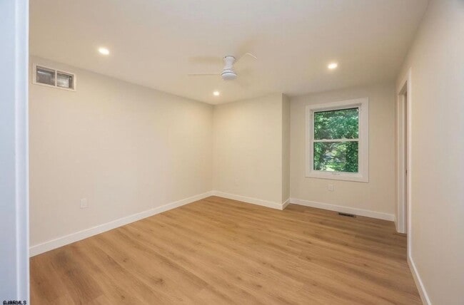 Building Photo - Large 4 Bedroom 2 Bath home in Linwood, NJ