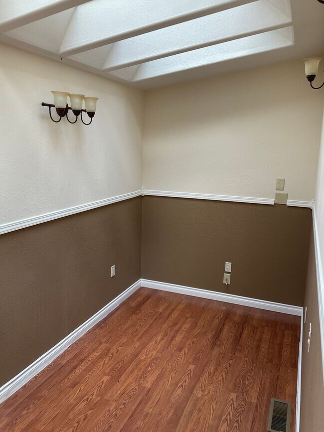Building Photo - Beautiful House in Desirable South Gateway...