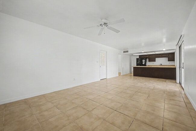 Building Photo - 921 E Campus Dr