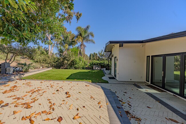 Building Photo - Luxurious Modern Living in the Heart of San Diego with Solar!