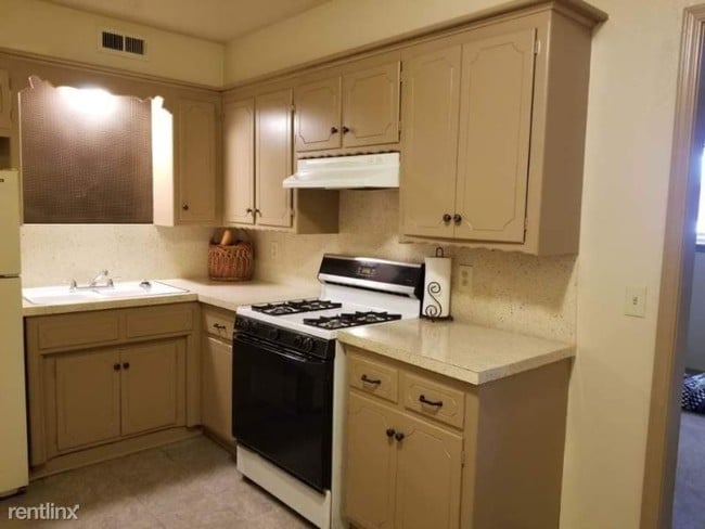 Building Photo - 1 br, 1 bath Apartment - 7100 NW 43rd St