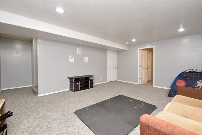Building Photo - Great 4 Bedroom 3 Bath Home in South Jordan in Amazing HOA Community!