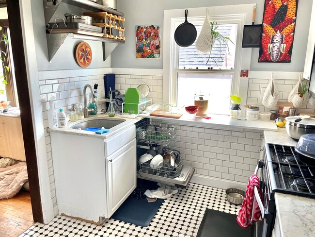 Building Photo - 116-118 Proudfit Street