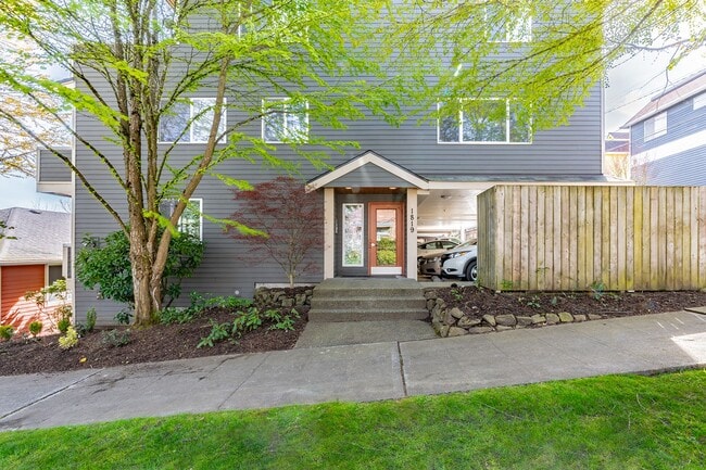 Building Photo - East Vista