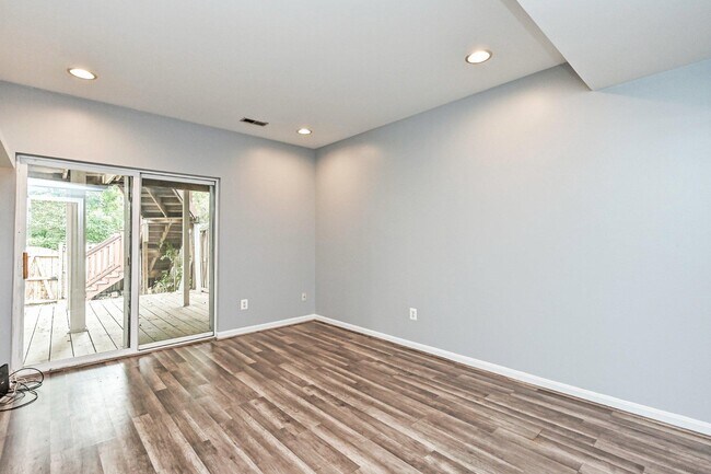 Building Photo - 18541 Sierra Springs Square