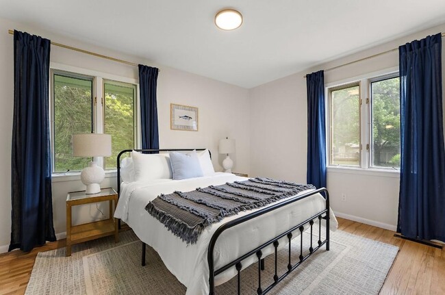 Building Photo - 1424 Vista Ln SW