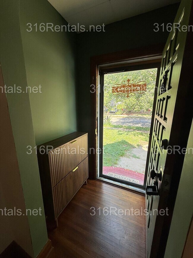 Building Photo - $1100 - 2 bedroom/ 1 bathroom - Gorgeous Single Family Home