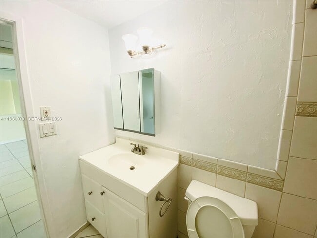 Building Photo - 400 Kings Point Dr