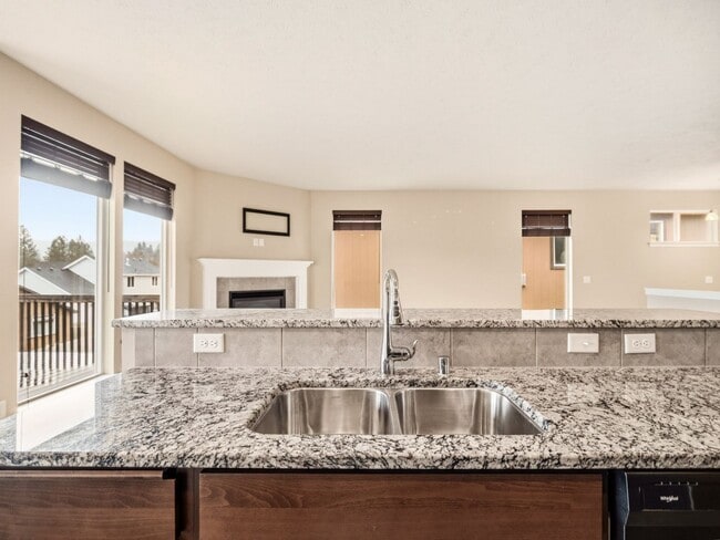 Building Photo - Spacious 5-Bedroom Home with Private Yard & Parking in Spokane