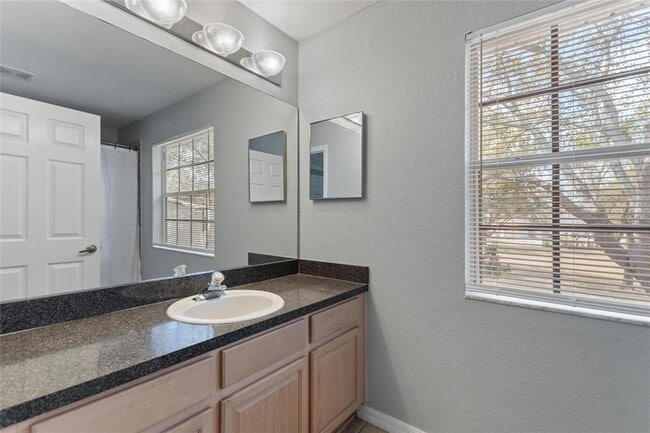 Building Photo - 546 Windsor Pl