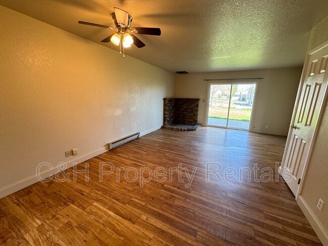 Building Photo - 405 Roxy Ln