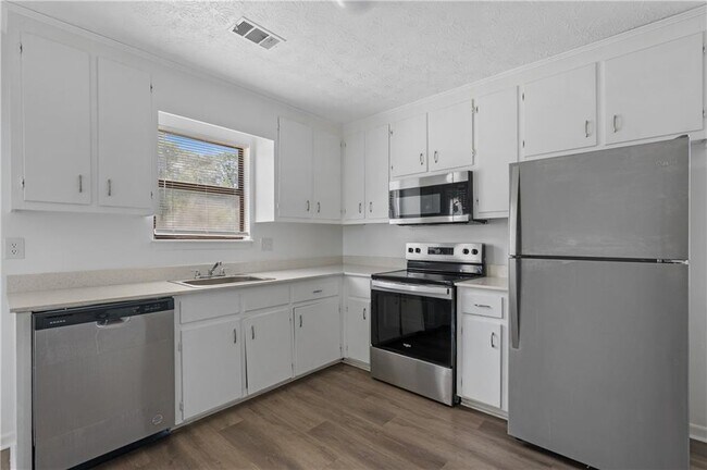 Building Photo - 233 Tanglewood Dr