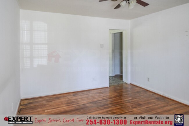 Building Photo - 3-Bedroom Home with  Hardwood Floors and S...