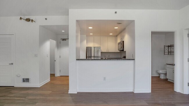 Building Photo - 250 King St