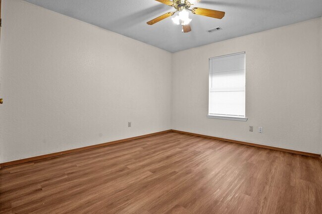 Building Photo - Dawn Dr. 1460 -1462