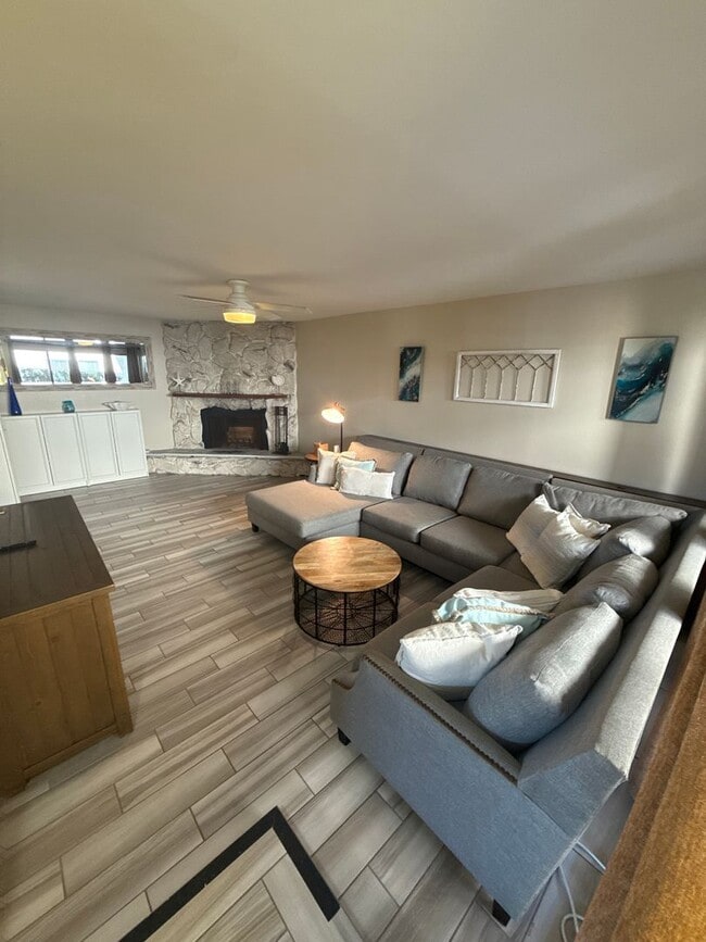 Building Photo - 2BR / 2.5BA Townhome in Prime Solana Beach...