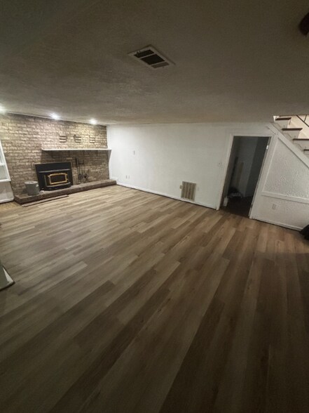 Building Photo - 1621 Debra Dr