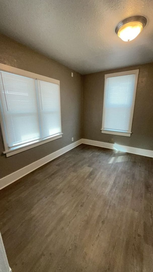 Building Photo - 512 W Oak Ave