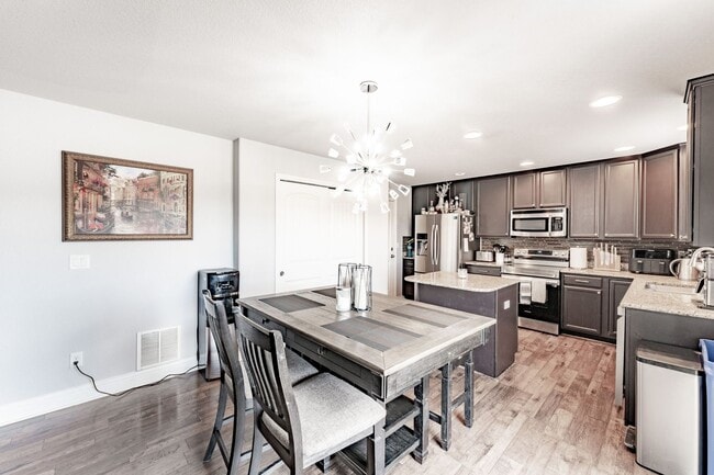Building Photo - 4 Bed 4 Bath Home in Lorson Ranch!