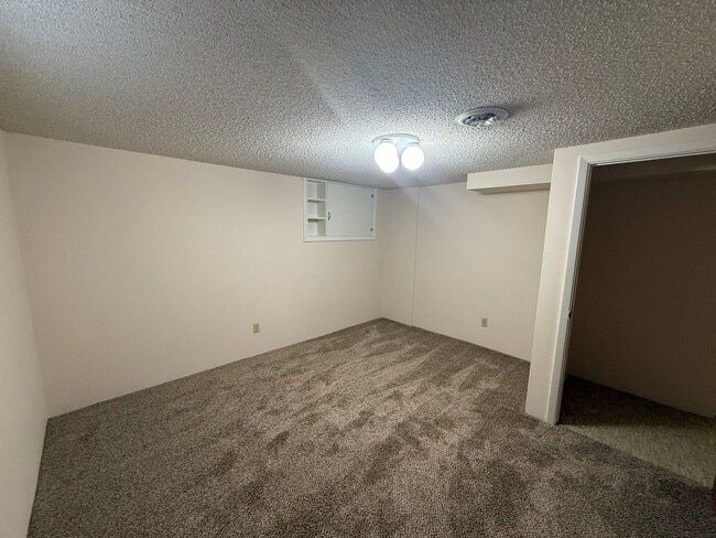 Building Photo - Large  two bedroom, two bathroom, pet friendly home!