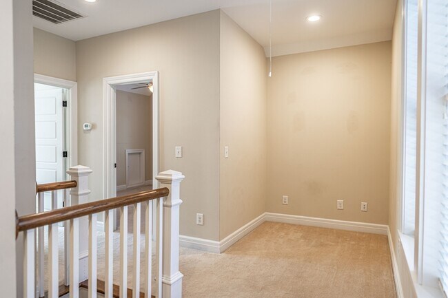 Building Photo - 445 N May St