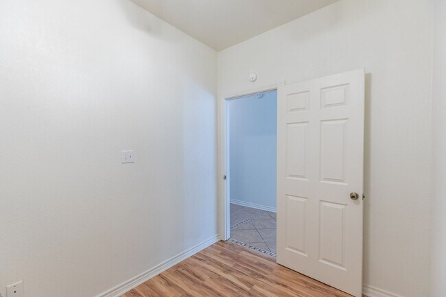 Building Photo - 3310 Silver Oaks Dr
