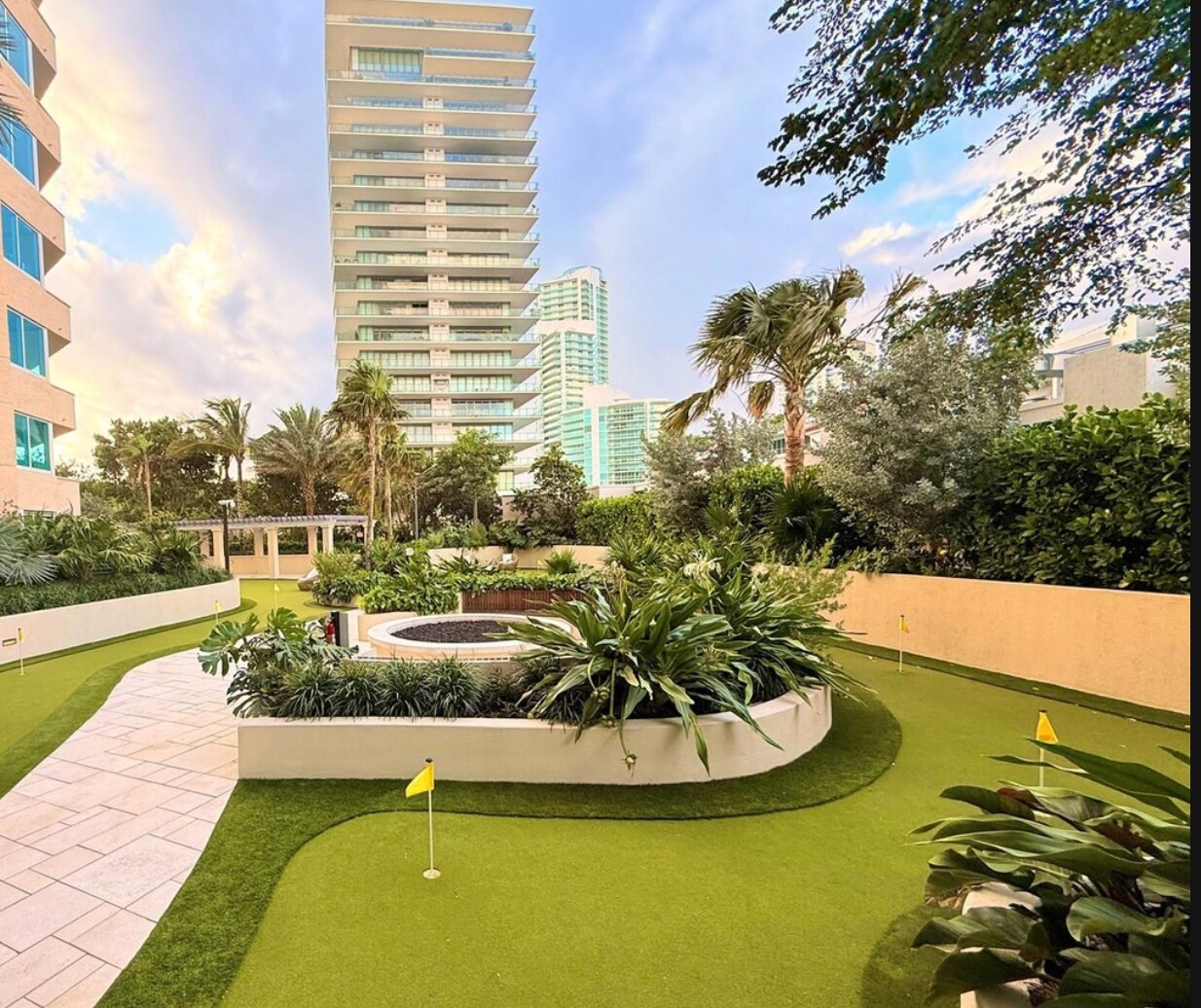 Building Photo - 400 S Pointe Dr